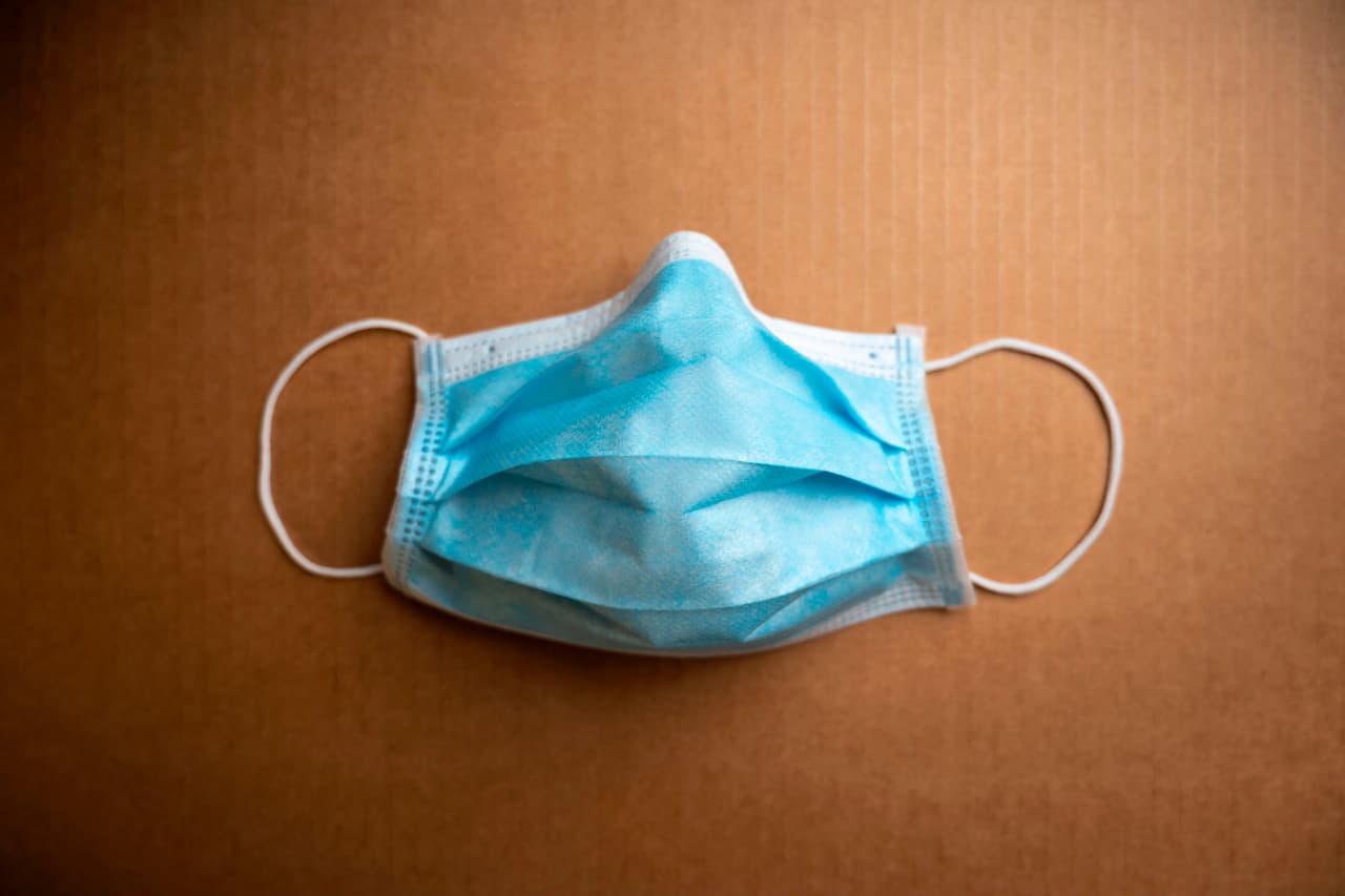 De acuerdo con la 
<b>World Health Organization</b> (WHO), un grupo de expertos examinó las pruebas sobre coronavirus y su transmisión en niños, además del uso infantil de mascarillas, para hacer una recomendación dependiendo de distintos factores como sus necesidades y desarrollo.