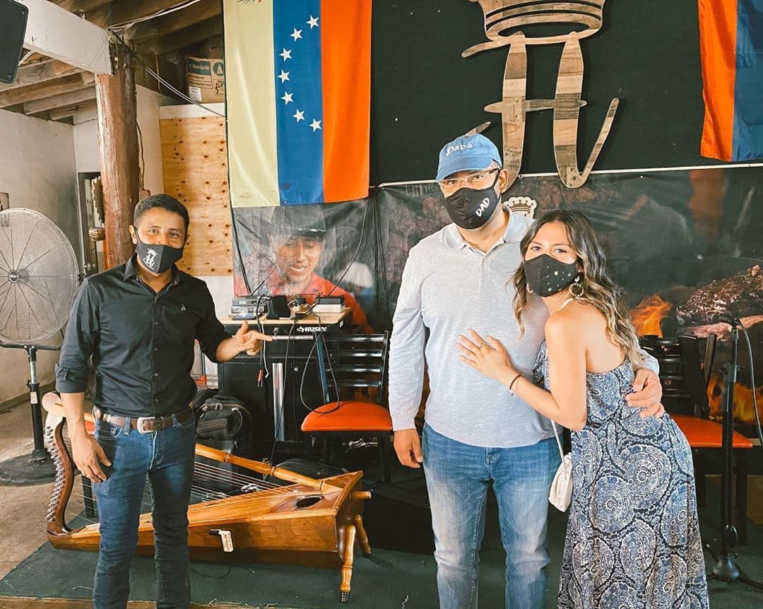 Jessica Rodríguez salió a pasear con su papá y así posaron en un restaurante venezolano: "Feliz día del padre para el hombre que más quiero. Gracias por tus consejos, cariño y por siempre hacerme sonreír más que nadie. Te amo papá".