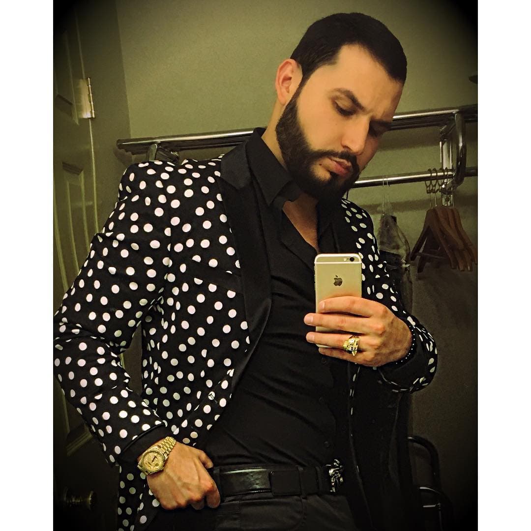 El cantante sabe hasta cuál es su mejor lado para posar en las fotos.