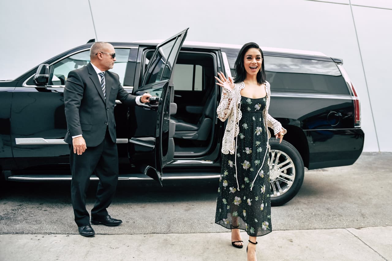 La primera en llegar a la cita fue Vanessa Hudges, quien acompaña a JLo en los créditos de esta cinta, siempre sonriente y saludando a todos a su paso.