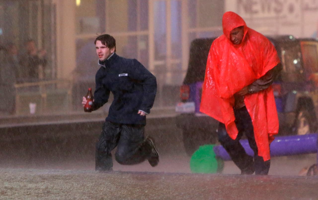 Inundaciones repentinas atraparon a automovilistas en Alabama.