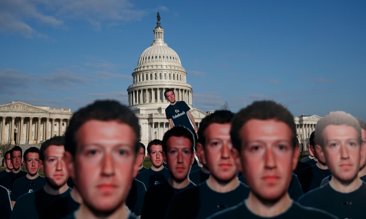 <a href="https://www.univision.com/noticias/delitos-ciberneticos/cometimos-errores-la-respuesta-de-zuckerberg-tras-el-escandalo-de-filtracion-de-datos-de-facebook" target="_blank">Zuckerberg detalló en un comunicado el pasado 21 de marzo</a> que en 2014 hicieron cambios para evitar estas prácticas. Facebook admitió que sabía desde 2015 que Cambridge Analytica accedió incorrectamente a los datos de millones de personas. 
<br>