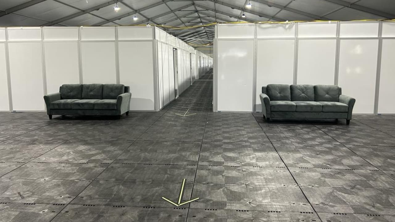 Mariela Salgado, de 
<i>Univision 41</i>, recorrió el albergue y constató que 
<b>cada inmigrante que llega debe someterse a exámenes médicos</b> para verificar que cumple con sus vacunas, especialmente la de tuberculosis.