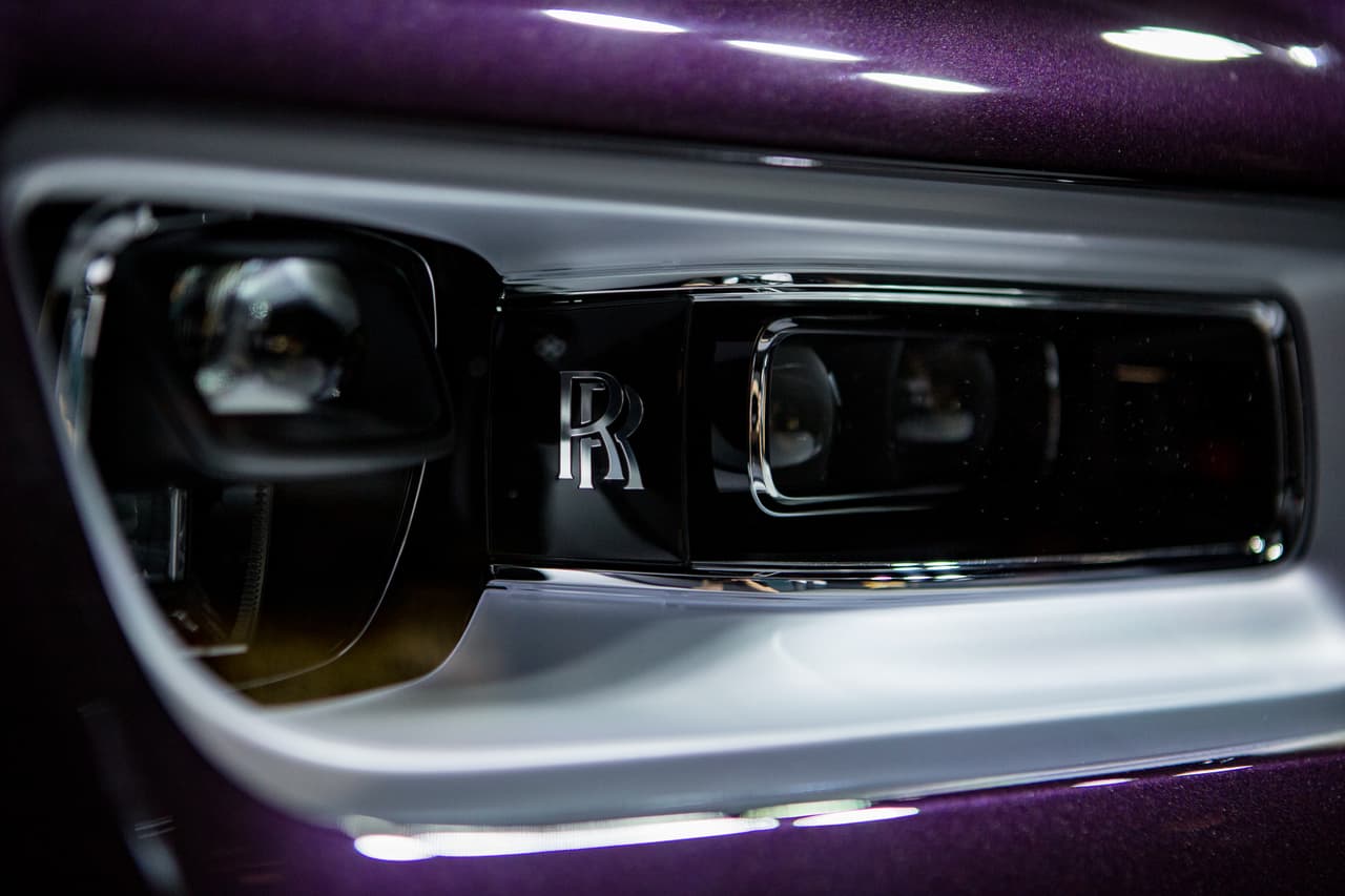 En este detalle del faro delantero izquierdo del Rolls-Royce Phantom VIII se puede observar que al igual que muchos otros fabricantes de autos más pedestres, Rolls-Royce no pierde oportunidad para hacer
<i>branding</i>.