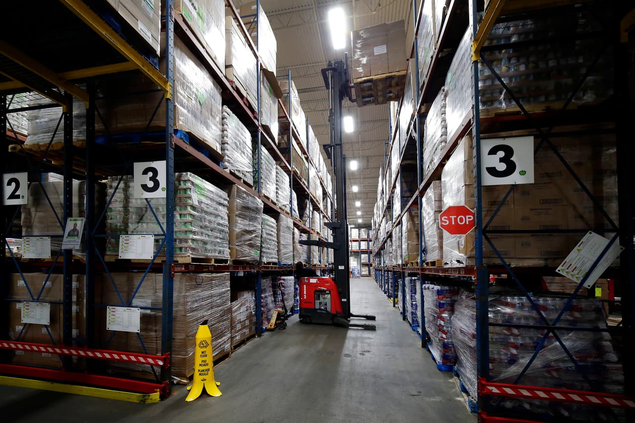 “Pasamos un año inimaginable”, declaró Brian Greene, CEO de Houston Food Bank (en la imagen), la organización que más ayuda presta.
<b>Llegó a distribuir hasta un millón de libras (453,000 kilos) </b>de alimentos diarios durante varios momentos de la
<a href="https://www.univision.com/temas/coronavirus">pandemia</a> el año pasado. Los bancos de alimentos continúan distribuyendo más ayuda que antes de la pandemia.