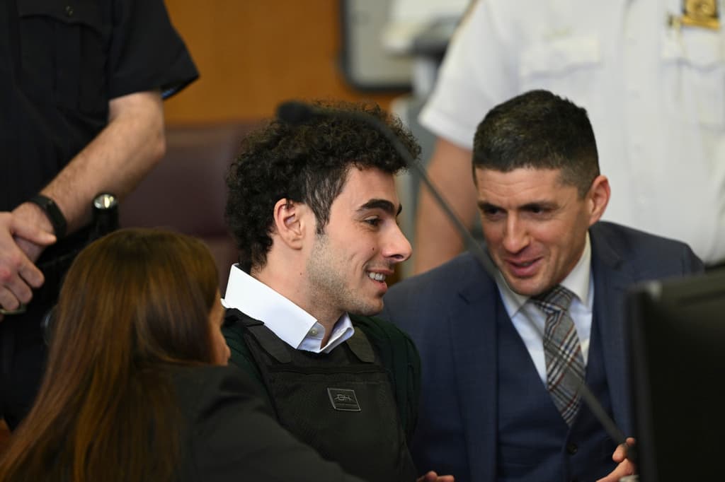 Mientras Mangione prestaba oído a un abogado, las búsquedas en Google sobre los mocasines que llevaba puestos, se incrementaron sobre 1,400%.