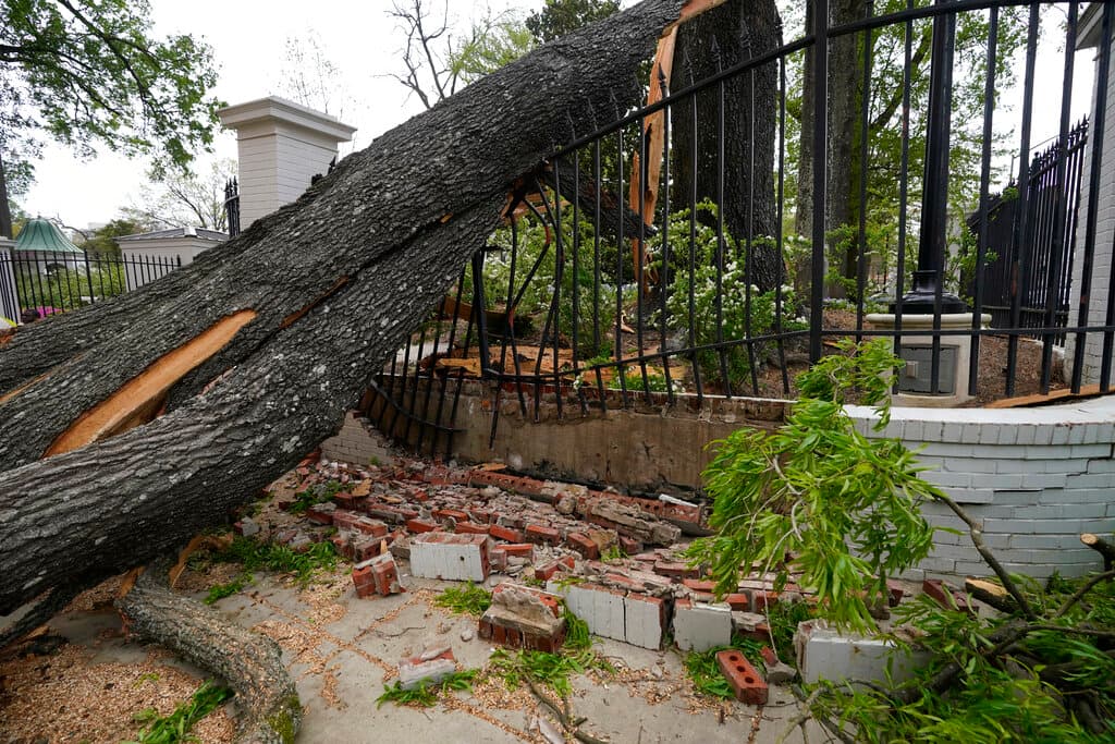 La residencia del gobernador de Mississippi también sufrió daños por los embates del tornado. En Arkansas, la fuerte tormenta provocó daños importantes en Springdale.