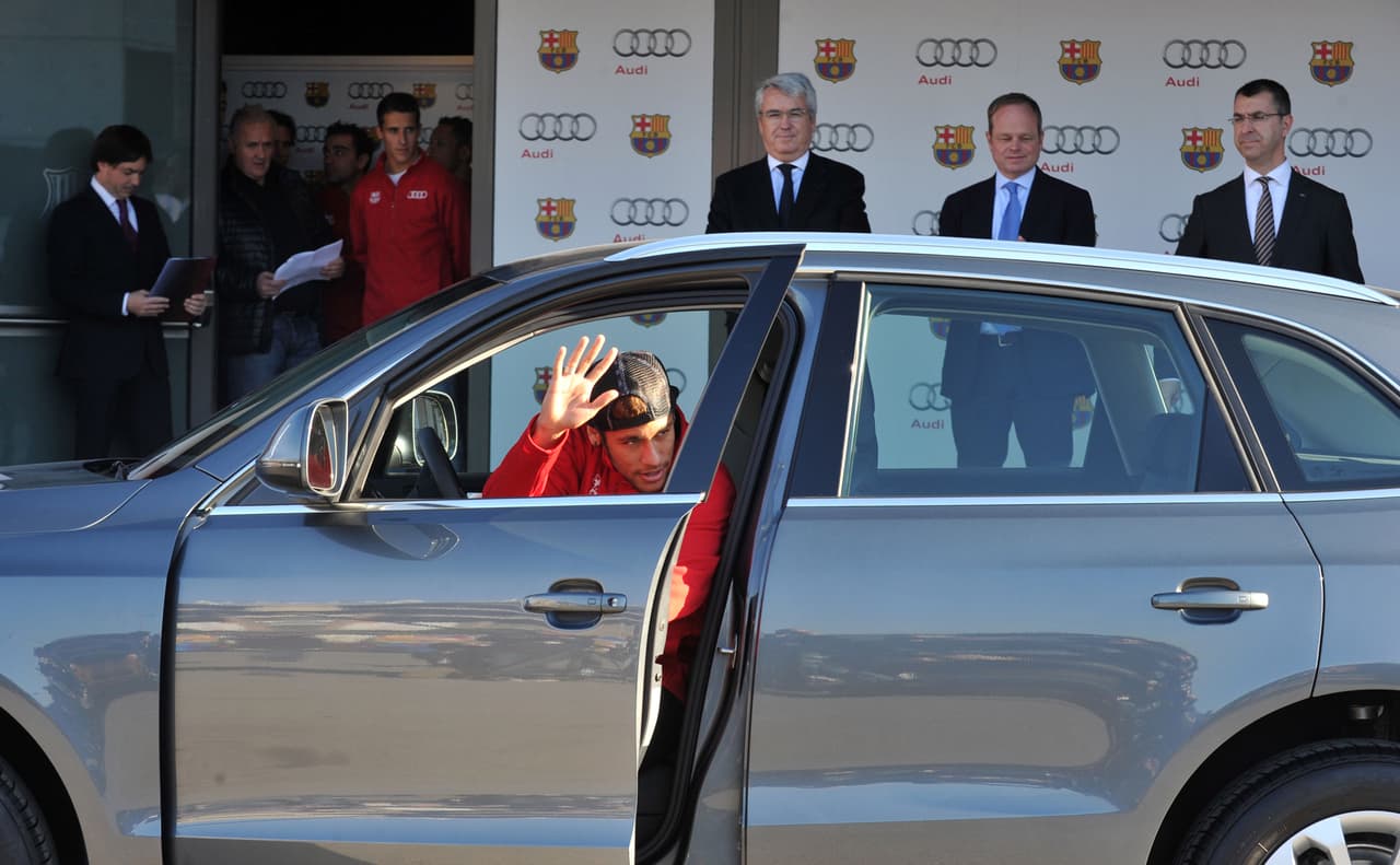 En 2013 
<b>Neymar Jr.</b> recibió un 
<b>Audi Q5</b>. En aquella entrega el preferido por los futbolistas del Barcelona fue la SUV 
<b>Q7</b>.