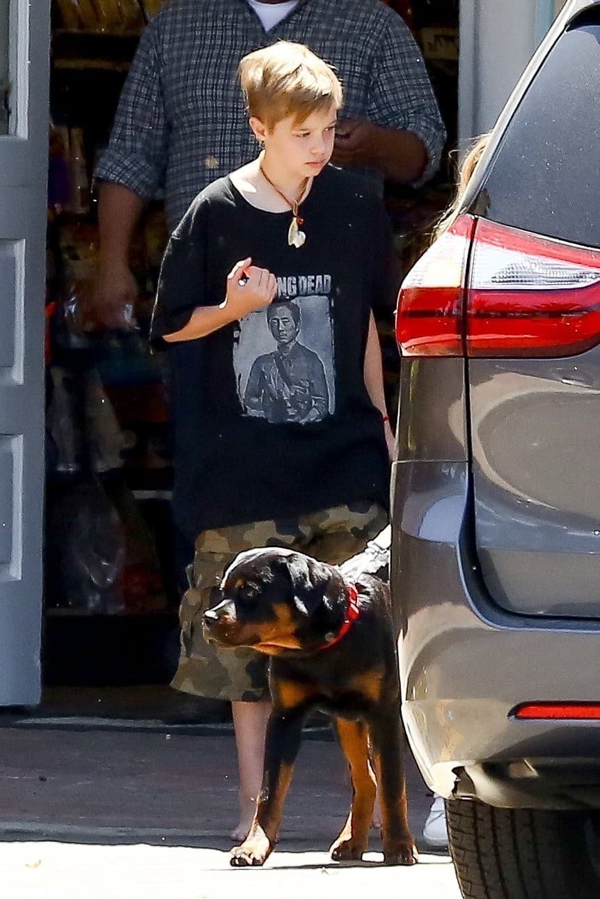 Shiloh prefiere portar pantalones holgados.