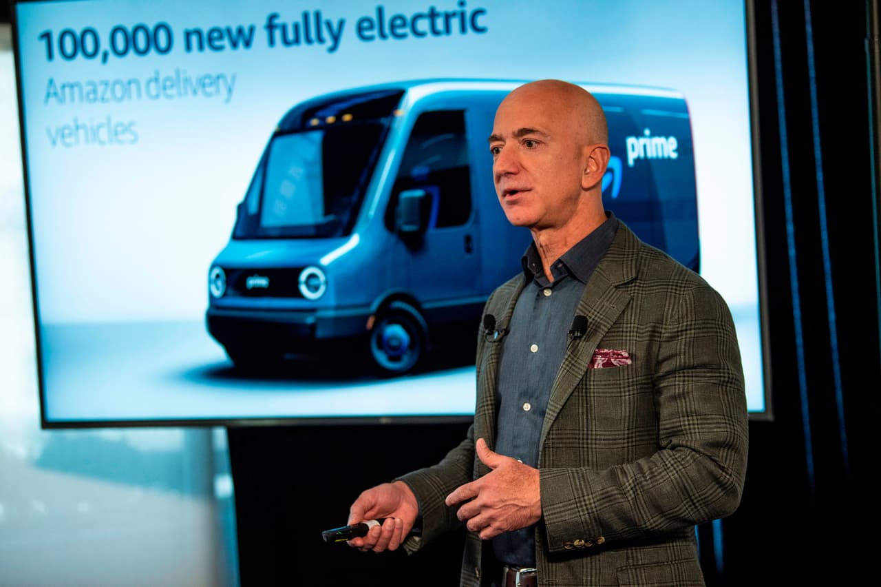 Hasta ahora hemos visto modelos que cualquier otro empresario puede tener y seguro te estarás preguntando si Jeff Bezos tiene o no carros con diseños fuera de serie, potentísimos y super lujosos, pues con una fortuna tan grande como la de él sería una pena no darse unos buenos gustitos con modelos extraordinarios.
<br>
<br>Lo cierto es que hasta ahora solo existen rumores de la lista de superdeportivos que formarían parte de su garaje, pues nunca los ha mostrado públicamente.
<br>
<br>De igual manera, hacemos un repaso a estas joyas sobre ruedas que se dice que posee y que aún teniendo miles de unidades no sería un desembolso significativo para su cuenta bancaria.