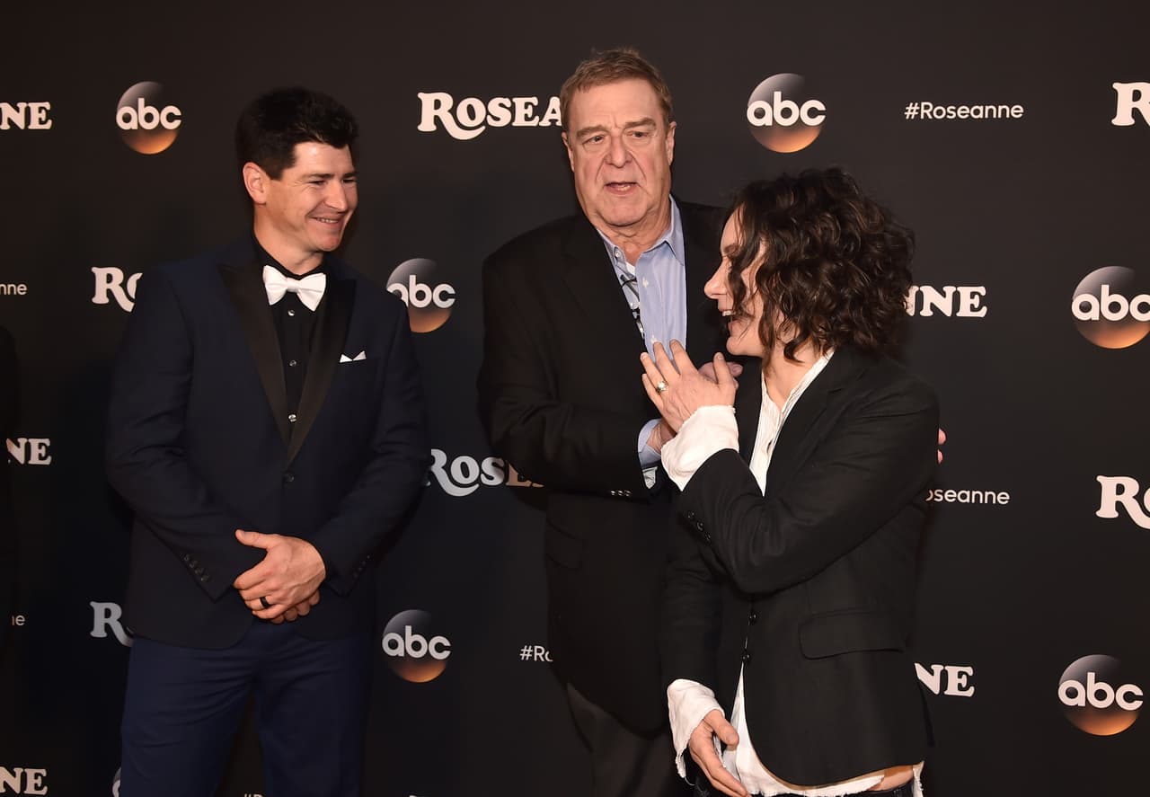 “Nuestro elenco, equipo, escritores y el personal de producción
<b> luchó por la inclusión</b> con numerosas historias diseñadas para reflejarlo. 
<b><a href="https://www.univision.com/noticias/racismo/abc-cancela-el-relanzamiento-de-la-serie-roseanne-tras-comentarios-racistas-de-la-actriz">Las palabras de una persona </a></b>no representan el pensamiento de todos los involucrados”, añadió el actor.