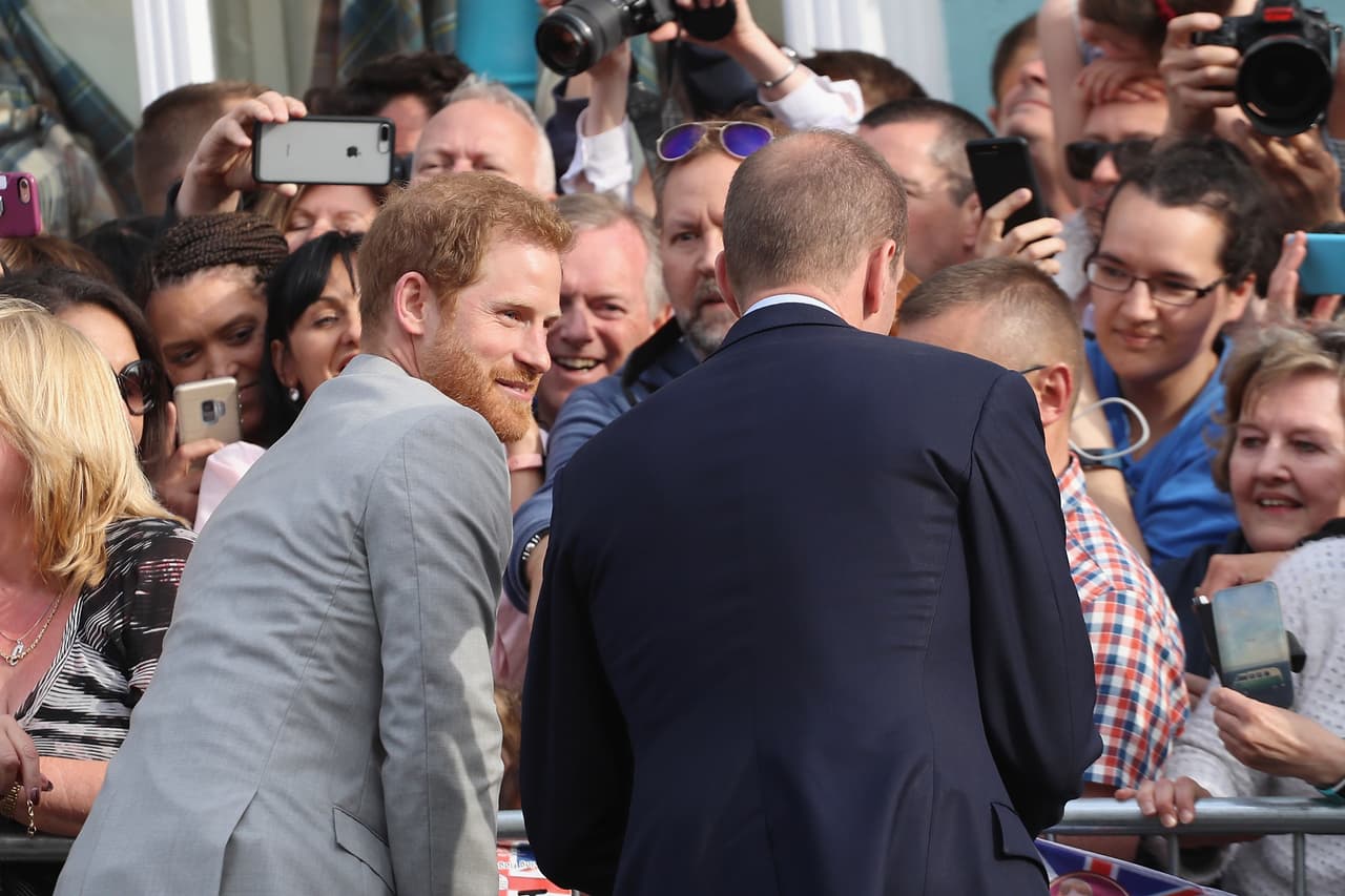 Junto a 
<b><a href="https://www.univision.com/entretenimiento/sorpresa-not-really-el-principe-william-es-el-padrino-de-bodas-de-su-hermano-harry-fotos">su hermano y padrino de bodas</a></b>, el príncipe Harry echó bromas con el público, que aspiraba a tener una foto con los hijos de la fallecida Lady Diana.