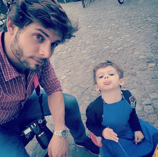 Se parece a su padre, son igual de guapos.