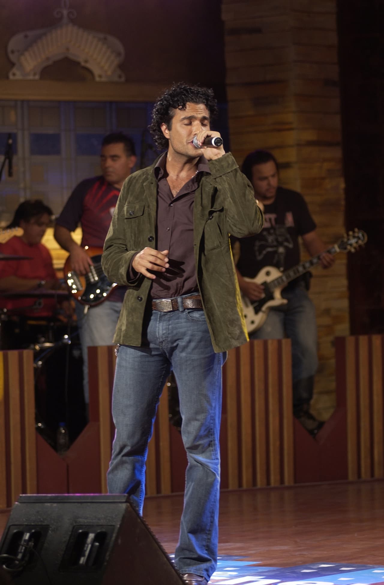 <b><a href="http://www.univision.com/temas/jaime-camil">Jaime Camil</a></b> ha demostrado su talento vocal en 4 discos de estudio, así como en teatro musical.