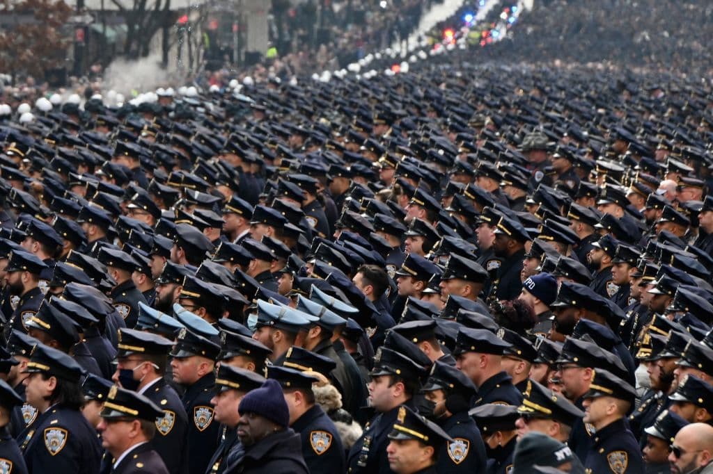 La escena era sobrecogedora: cuadras y cuadras de agentes uniformados, guardando solemne silencio y mostrando su respeto a la familia del oficial dominicano, que fue velado
<a href="https://www.univision.com/local/nueva-york-wxtv/adios-a-un-heroe-llevan-a-cabo-el-velorio-del-oficial-del-nypd-wilbert-mora-asesinado-en-un-tiroteo-video" target="_blank">ayer en la catedral de San Patricio. </a>
<br>