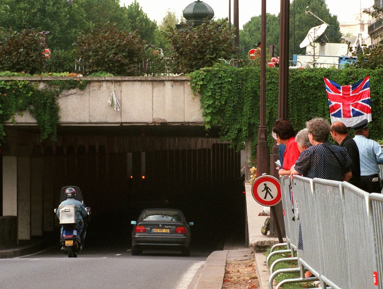 Curiosos y fanáticos de Lady Diana se reúnen ante el acceso del Puente de las Almas en cuyo interior se accidentó el vehículo en el que viajaba la ex del príncipe de Gales el 31 de agosto de 1997. Ella murió de las heridas. La foto fue tomada el 6 de septiembre de ese año.