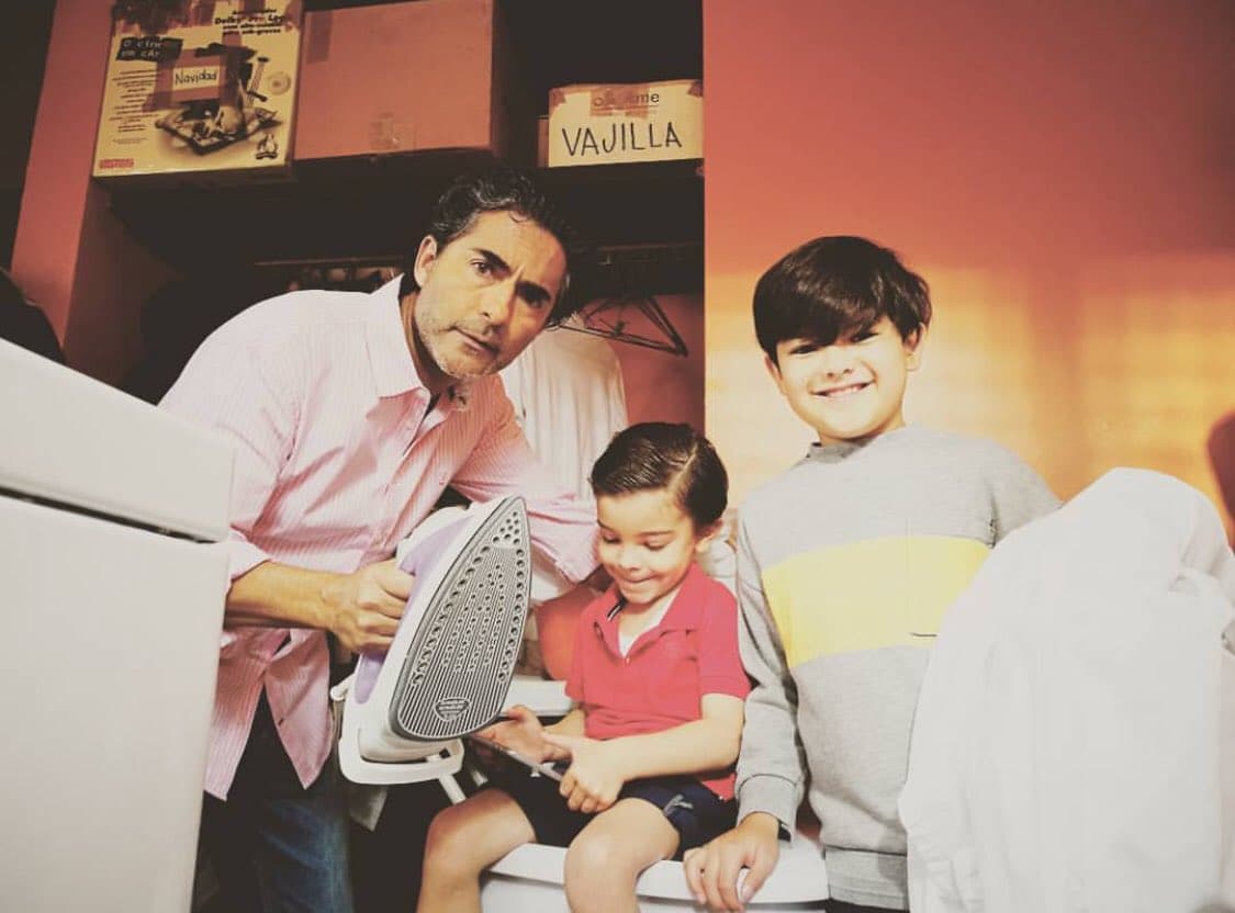 "Los hombres ya no somos sólo espectadores de la educación de la familia, estamos ahí para apoyar", comentó 
<b><a href="http://www.univision.com/temas/raul-araiza">Araiza</a></b> sobre su personaje, quien en la novela tendrá que quedarse en casa para hacer las labores del hogar.
