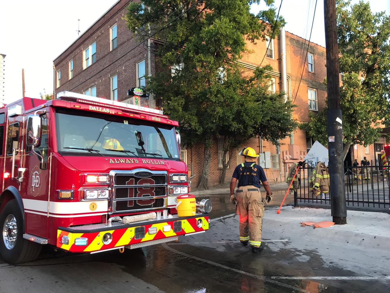 Bomberos asistieron el incendio luego de recibir una alarma de fuego en el vecindario.