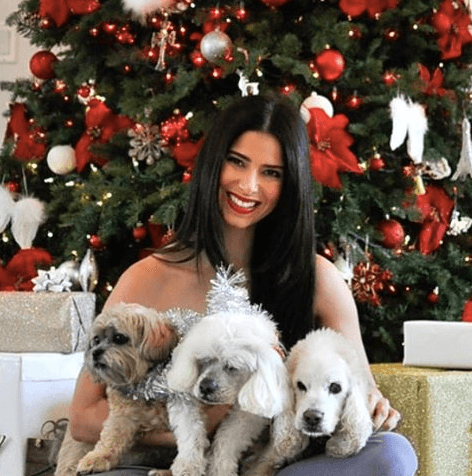 Con tres de sus "duendes", Roselyn Sánchez posó frente a su frondoso árbol para desear muchas cosas buenas.