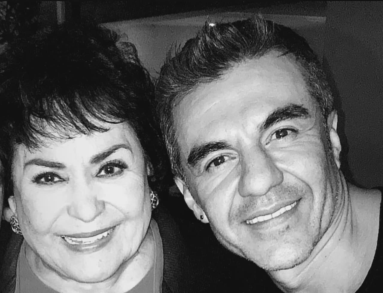 “
<b>Profundamente triste por tu partida querida Carmelita pero muy afortunado de haber coincidido contigo en esta vida y haber trabajado a tu lado. Te vamos a extrañar “Doña Cuca</b>”, escribió al pie de estas imágenes.
<br>