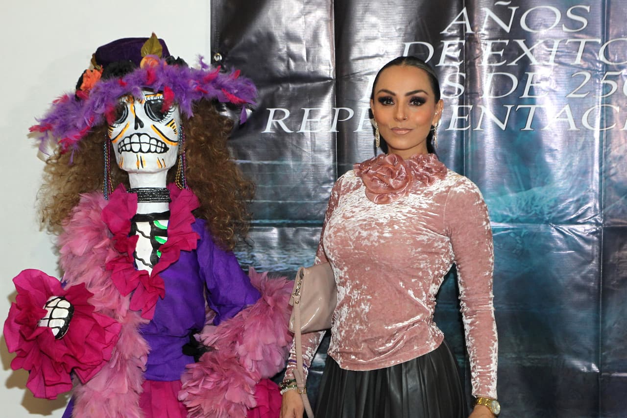 Algunas estrellas del medio del espectáculo honraron la memoria de sus seres queridos y elaboraron ofrendas, las cuales no perdieron la oportunidad de mostrarlas en Instagram, tal es el caso de la actriz Ivonne Montero.