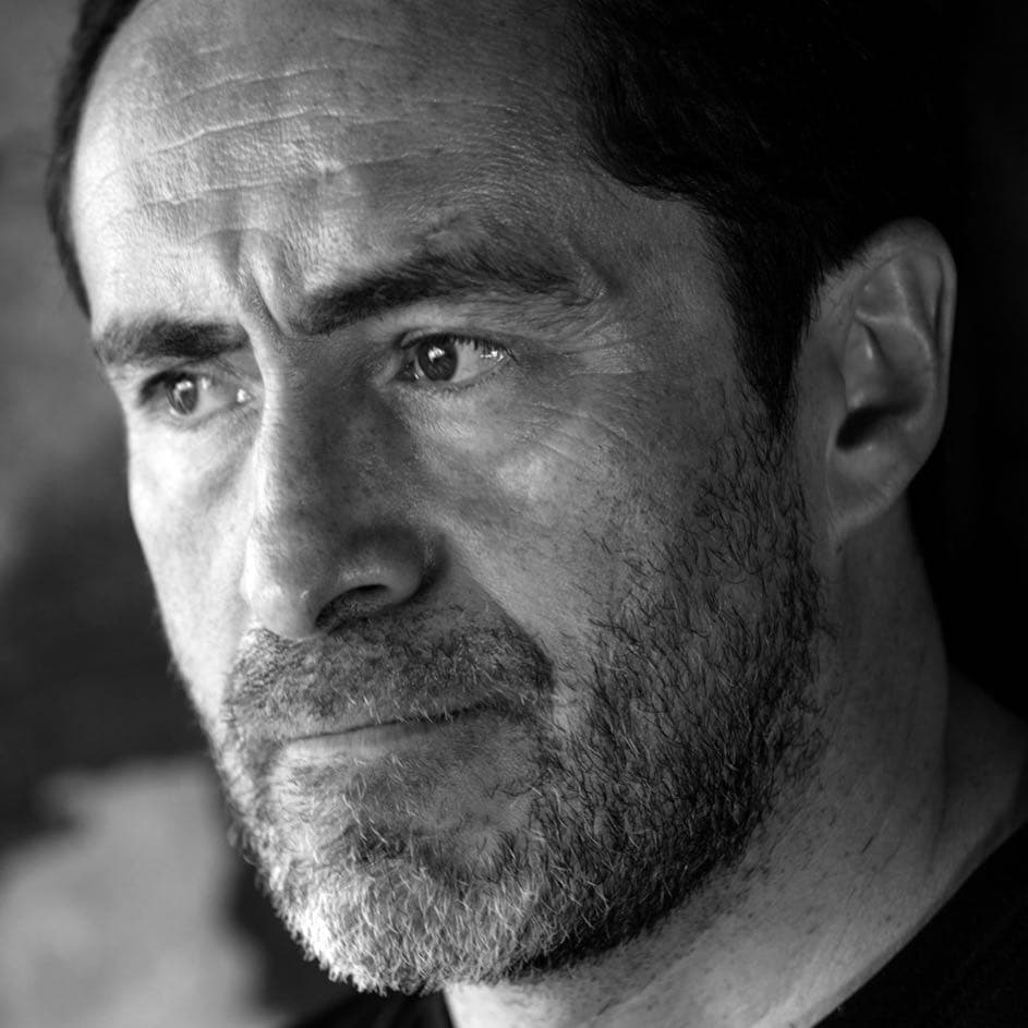 "Nosotros deberíamos estar viviendo nuestro duelo en paz en vez de lidiar con sus lamentables actos sin vergüenza", comentó el actor en su enérgico mensaje.