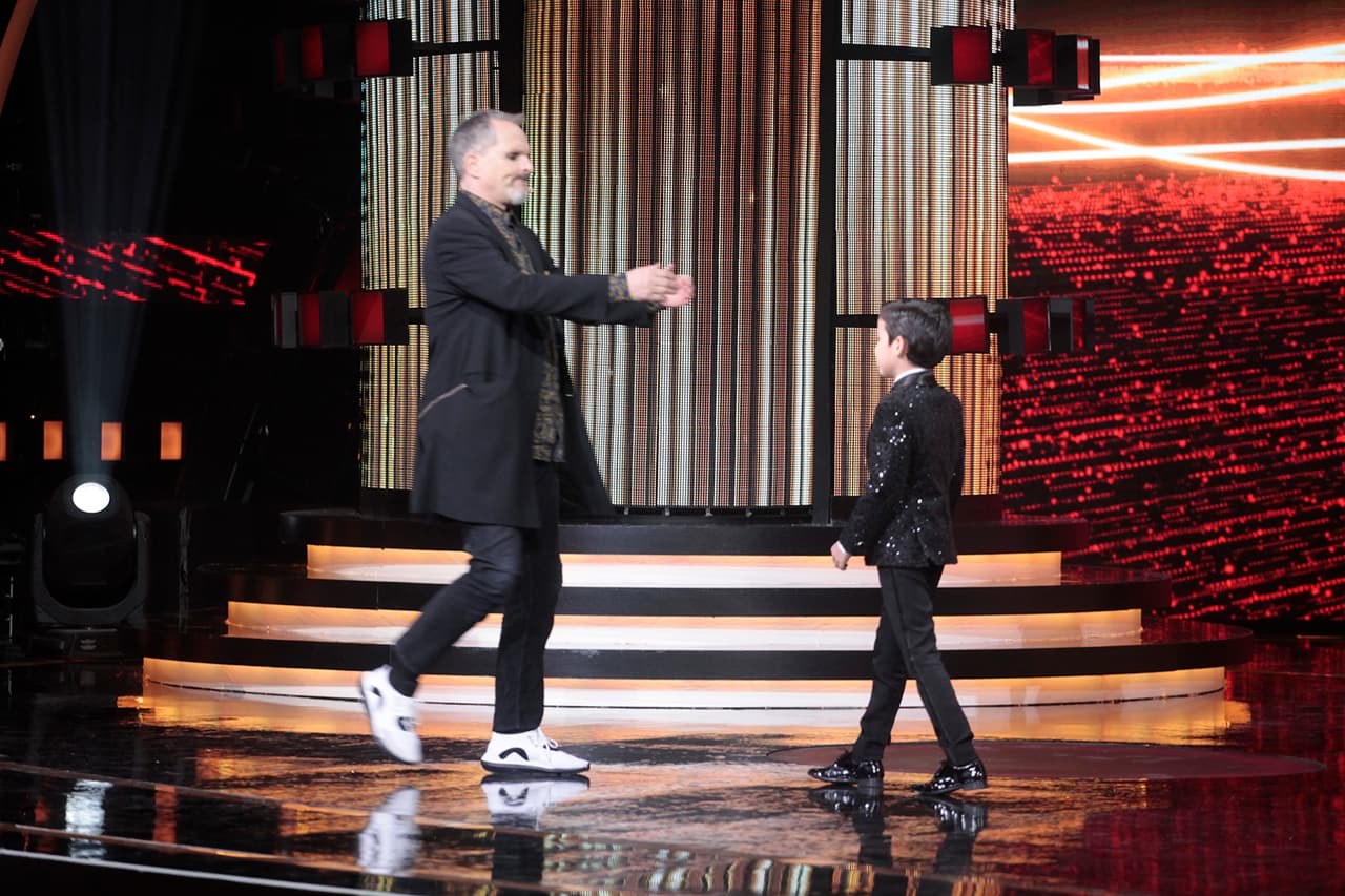 "No se puede castigar a un niño con esto", dijo Bosé, mientras se levantaba de su silla y se dirigía a Kevin.