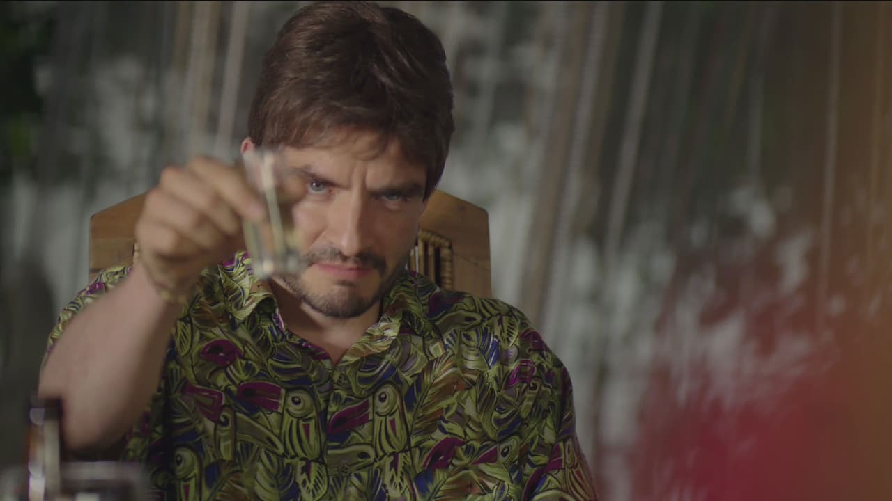 Aunque también vestía camisas exóticas, como esta con estampados de tucanes.