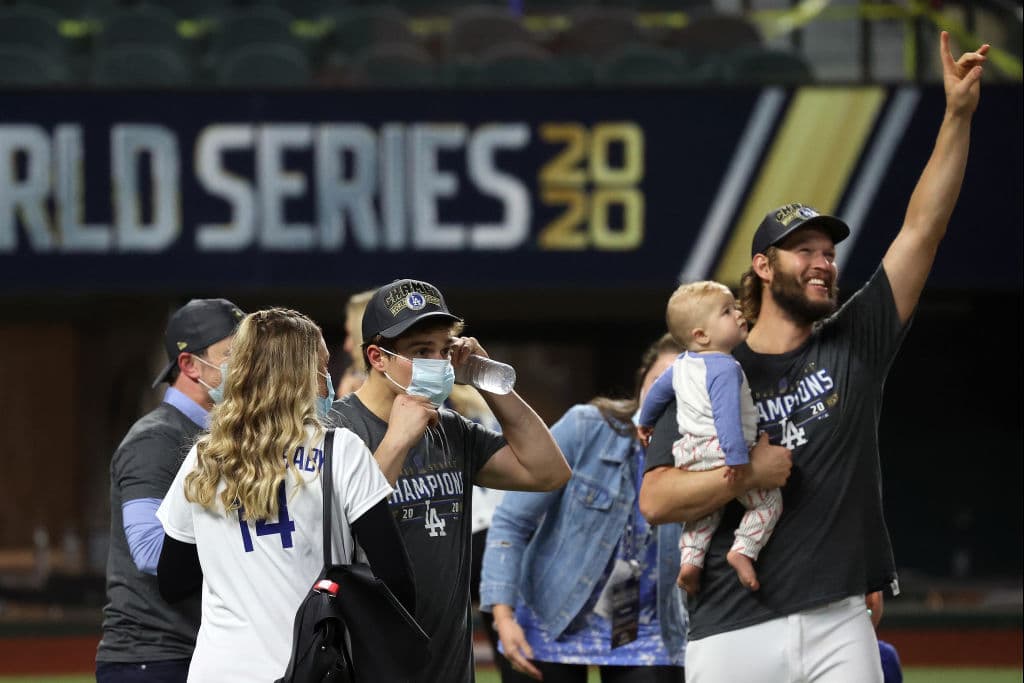 Todo es felicidad en Los Angeles, luego de que los Dodgers consiguieran el tan anisado título de Serie Mundial al derrotar a los Tampa Bay Rays.