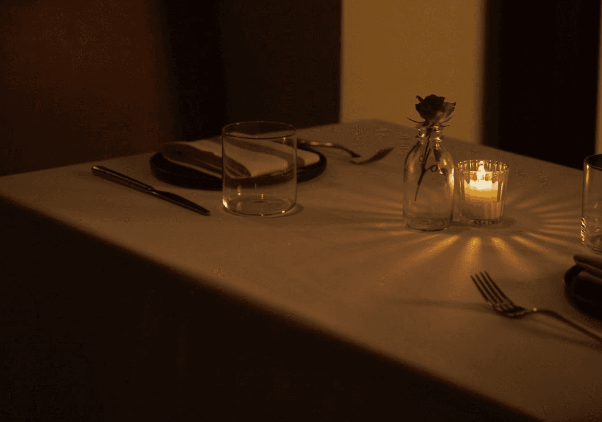 <b>Crown Shy</b>. Se ubica en el Financial District, en 70 Pine St, New York. Sirve comida americana.