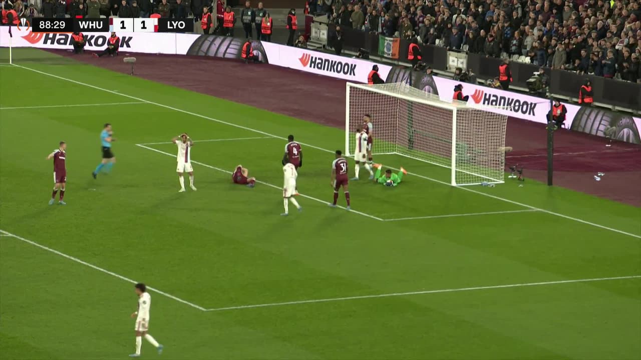 ¡TIRO ATAJADO! disparo por Lucas Paquetá.