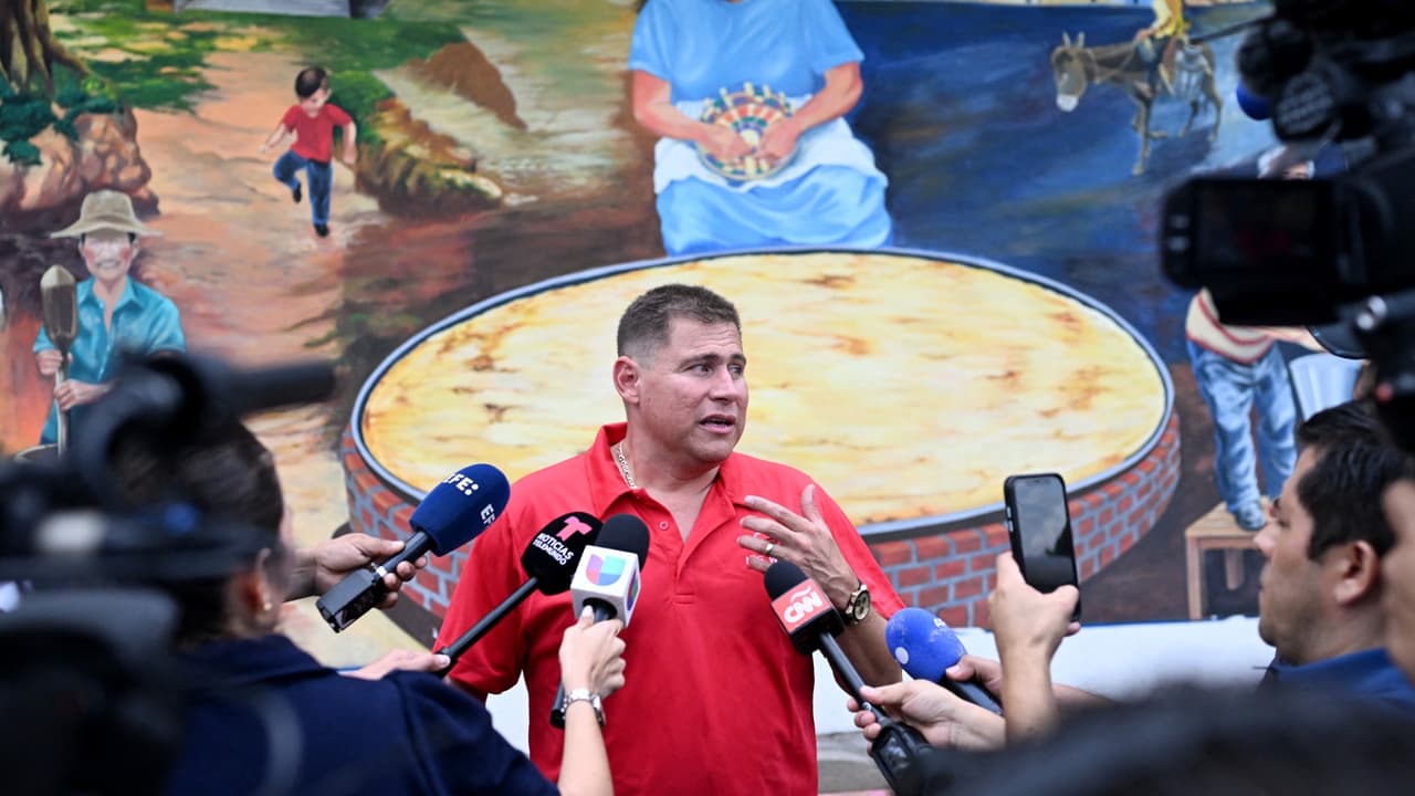 "A base de mentiras EEUU me deportó": habla periodista Mario Guevara tras su llegada a El Salvador