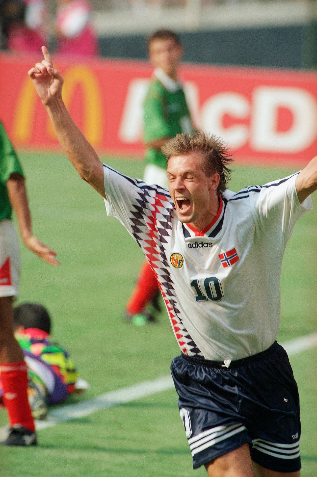 Un solitario gol de Kjetil Rekdal le dio la victoria a los escandinavos en el juego del Grupo E.