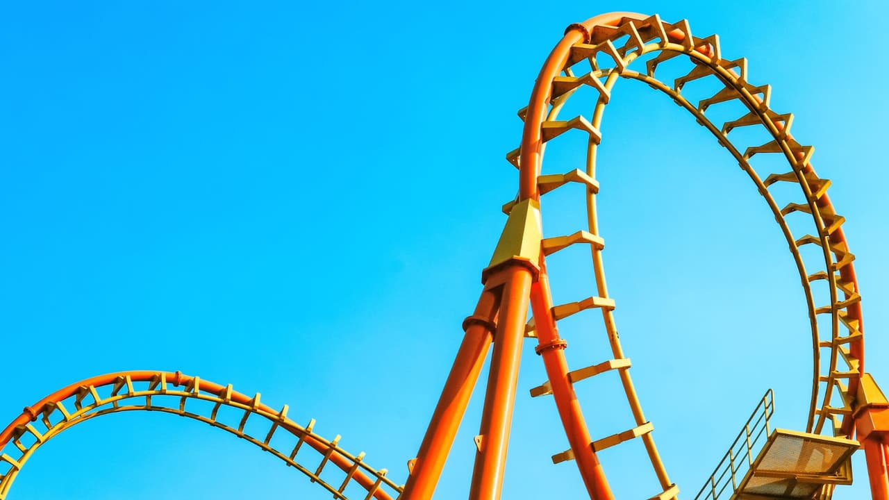 <h3 class="cms-H3-H3">Quiénes deben ir acompañados</h3> La norma aplica 
<b>a todos los visitantes de 17 años o menos</b>. 
<br>Según Six Flags Over Texas, esos menores deben entrar con un padre, tutor o chaperón de 21 años o más 
<b>y permanecer acompañados durante toda la visita. </b>
<br>La política estará activa todos los días, desde la apertura hasta el cierre. 
<br>💡 En términos simples: 
<b>no se puede dejar a los adolescentes en la puerta y regresar luego.</b>