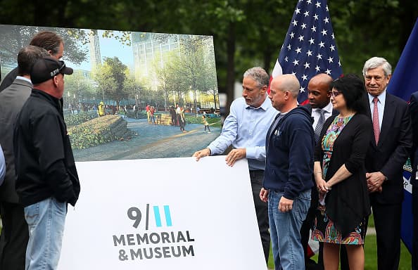 Jon Stewart , expresentador de 'Daily Show', formó parte del grupo que anunció la nueva sección que tendrá el museo destinado a honrar a las víctimas del ataque terrorista del 11 de septiembre de 2001, conocido en Estados Unidos como 9/11.