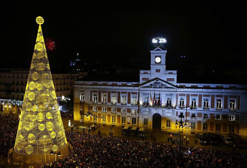 Las celebraciones en la emblemática Puerta del Sol en Madrid.