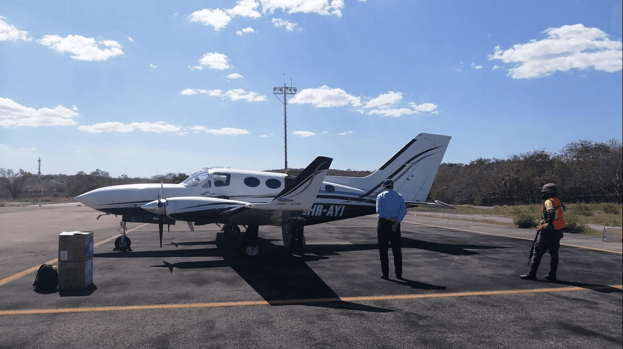 La aeronave matrícula HR-AYI estaba ya ubicada en la pista de aterrizaje en Campeche.