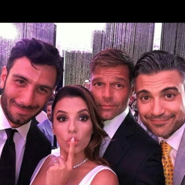 Jwan Yosef no se separa de su pareja y no se iba a perder de la boda de Eva.