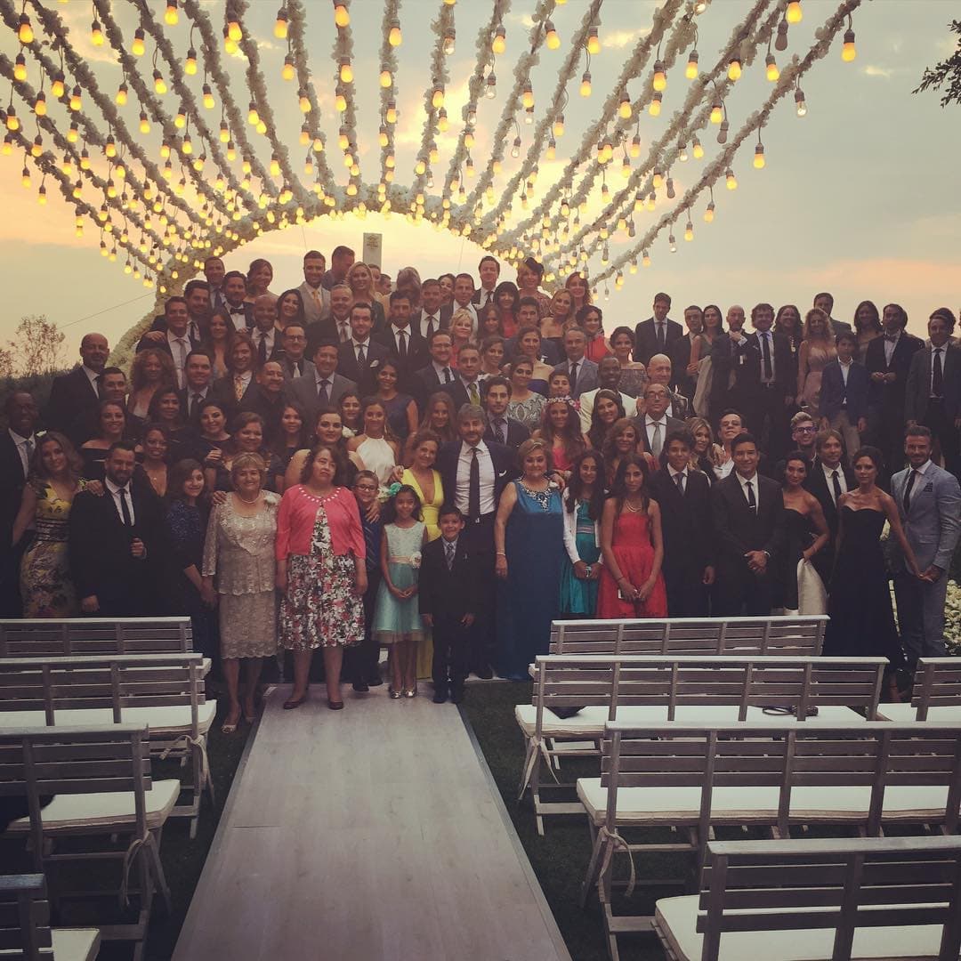 Una foto con todos los asistentes a la boda.