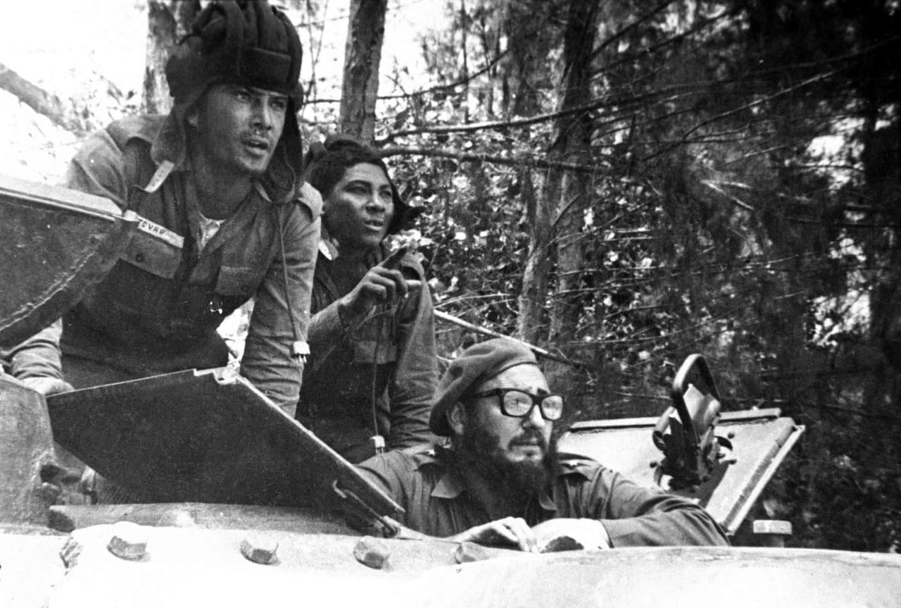 En esta imagen de abril de 1961, el líder cubano Fidel Castro observa desde un tanque durante la invasión de Bahía de Cochinos.