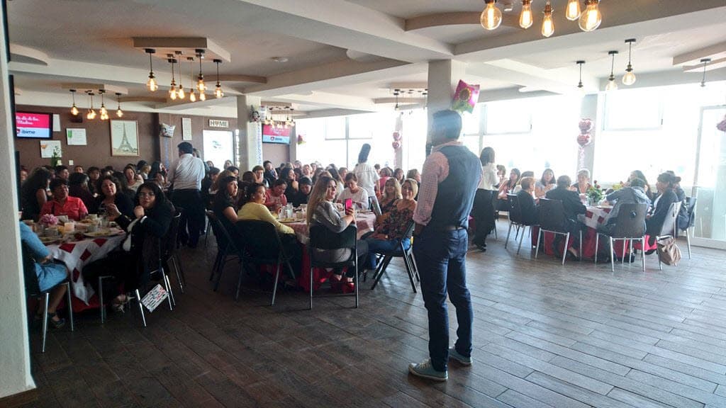 Mientras que su compañero Chevo sigue presentándose con su show de comedia.