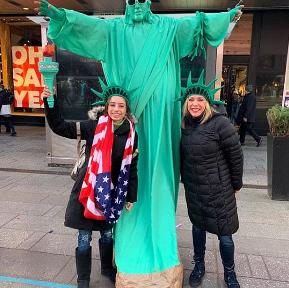 “Ya me lo presentó, tiene novio, se llama Angelito. Es vecino de la casa de Yelapa y viene cada cuatro , tres meses a ver a Elisa, y bueno, pues en contacto con sus papás y él viaja en avión para venir a verla”, compartió la actriz.