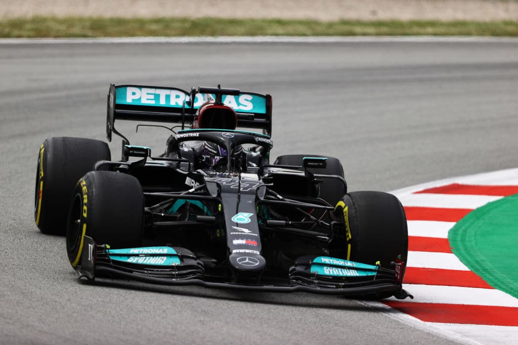 Lewis Hamilton se lleva el Gran Premio de España de la Formula 1. El piloto británico compartió el podio con Max Verstappen de Red Bull, quien cumplió su carrera número 100 y Valtteri Bottas de Mercedes Benz, quien quedó en tercera posición. El mexicano Sergio Pérez obtuvo la quinta posición.