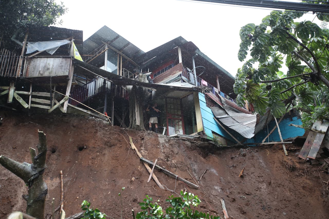 La tormenta tropical también ha afectado muy fuertemente las costas de Nicaragua, donde se cobró la vida de 
<b>al menos cinco personas</b>, mientras que otras seis permanecen desaparecidas por las fuertes lluvias. En la costa atlántica de Honduras también se reporta ya un fallecido. Nate se está desplazando en dirección noroeste a una velocidad de 15 km/h (9.3 millas por hora) y con vientos de hasta 65 km/h (unas 40 millas por hora).