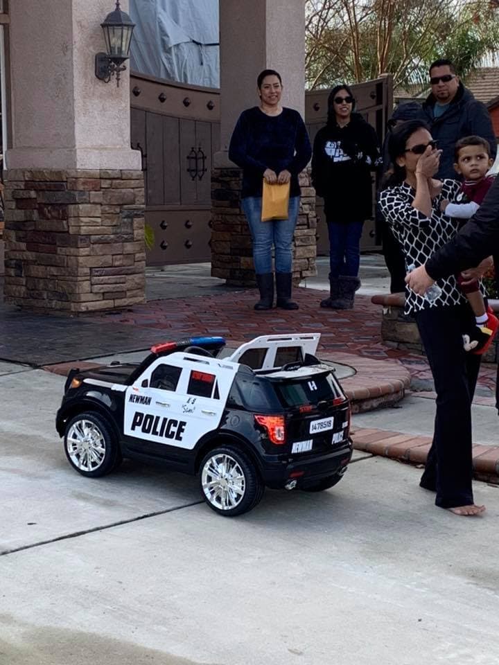 El día de Navidad, llegaron varios oficiales a la casa de la familia de Singh para entregarle a su hijo una patrulla miniatura para "ayudarle en su entrenamiento como oficial".
<br>
<a href="https://www.facebook.com/NewmanPoliceDepartment/videos/2513151482261355/?__xts__[0]=68.ARB2NxSeHeImFP1N1Q415WtgM1I0W-UM0Yf5d4iFjszO5Cmy4pjTmtOxlS62NdbisAUiUgXPJ7UZw-vjQn4da8d_zPQoP0fueYa1b2mx99dsJQEgg7ZBvQYnV8yD08wDXZbpsN_uot8XcTg5zJWrlkcqZWmyUUsGuRL432nnEUnUPc-UU5d_tZfxXgx_AmlRfC8Gj7iZHWKmpwYVTODpRgwhpop_p2UuQdNOAJZTTX6Jt-2RONwDLkC6Gd2ahOhJJQepkNGsP0NIb5mNnLXrL9zxhpTPivHJnN6Fhq7L36a2-kUcUERs9JvUSd9W71sevFwDmoIICEcqDgIxNWHKu-1rUIfxQATh&__tn__=-R" target="_blank">La esposa e hijo del oficial recibieron la patrulla miniatura</a>, la cual se parece a los vehículos del Departamento de Policías de Newman.