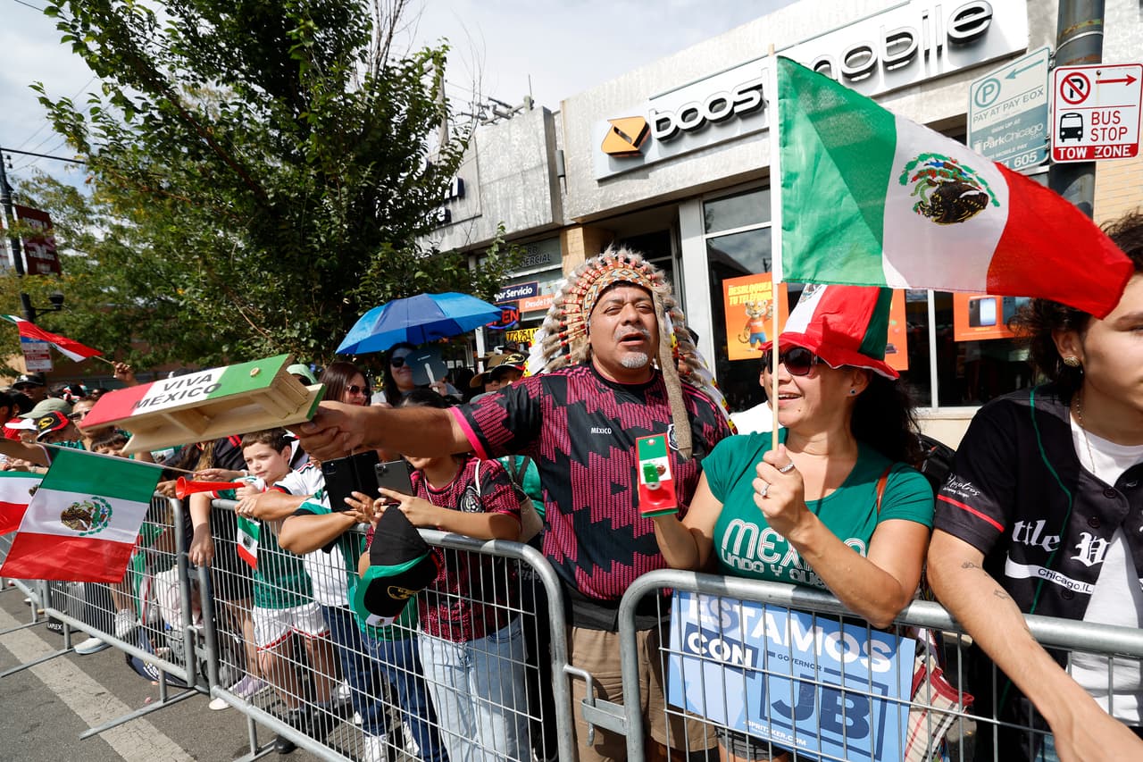 Además, de acuerdo con 
<a href="https://www.univision.com/local/chicago-wgbo/reservaciones-la-villita-chicago-independencia-mexico" target="_blank">plataformas de hospedaje</a> reportaron que viajeros procedentes de México y de otras zonas de Estados Unidos encabezaron las reservaciones en el barrio, con un crecimiento del 200% en la demanda de alojamiento en comparación con el año anterior.