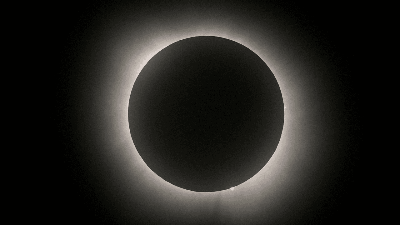 Sobre Eagle Pass, así se tapó el sol completamente y oscureció la ciudad. Las condiciones del tiempo permitieron ver el evento histórico.