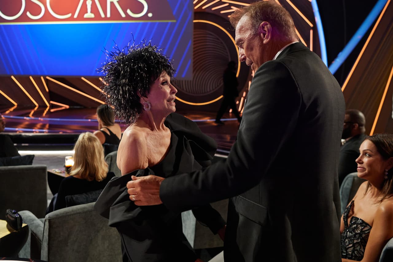 <b><a href="https://www.univision.com/entretenimiento/rita-moreno-west-side-story" target="_blank">La legendaria Rita Moreno</a></b> fue saludada por el actor Kevin Costner, quien se acercó a ella para intercambiar unos momentos mientras la ceremonia estaba fuera del aire. 
<br>
