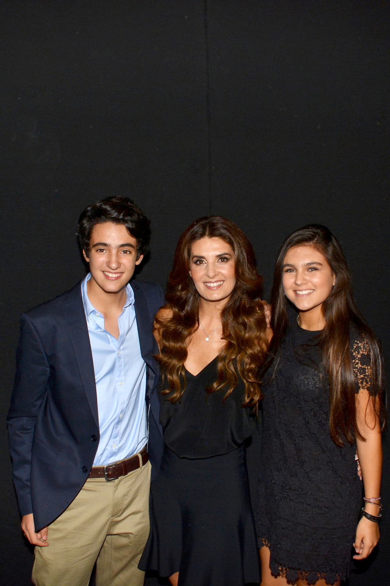 Sebastián y Romina acudieron al evento para apoyar a su mamá en este nuevo proyecto.