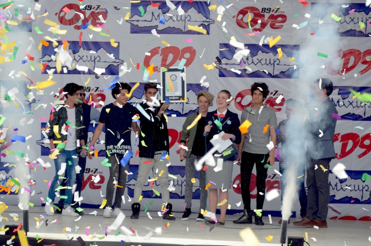 Incluso en 2016, el grupo juvenil rompió el récord Guinness al mayor número de discos firmados consecutivamente por un artista. Esto se dio durante un evento en Plaza Cuicuilco, Ciudad de México, con más de seis mil fans durante la promoción de su álbum ‘Evolution’.